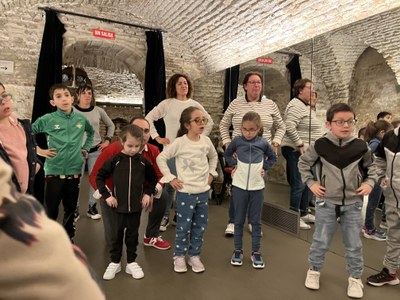 alumnos y alumnas en el taller de baile aprendiendo una coreografía.