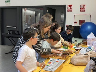Alumnos en el taller musical, escogiendo los instrumentos para expresar una emoción concreta.