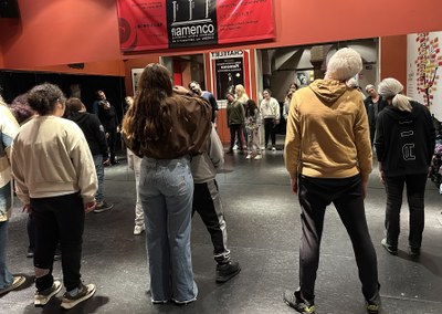 Calentamiento antes de la clase de baile UN GRUPO DE ALUMNOS REALIZANDO EJERCICIOS DE CALENTAMIENTO ANTES DE LA CLASE DE BAILE.