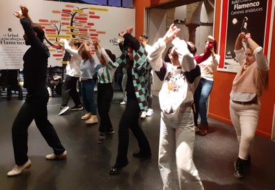 Clase de baile LOS JÓVENES, CON LAS MANOS ALZADAS, EXPERIMENTAN SU PRIMERA CLASE DE BAILE.