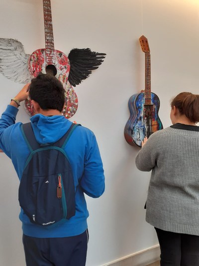DOS ALUMNOS EXPLORAN DOS GUITARRAS DECORADAS DEL MUSEO. DOS ALUMNOS EXPLORAN DOS GUITARRAS DECORADAS DEL MUSEO.