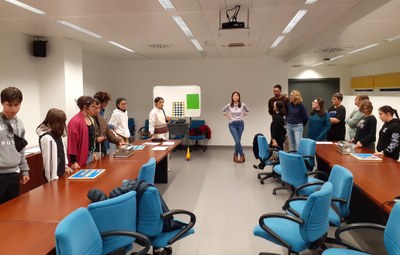 UNO DE LOS GRUPOS EN EL CLAUSTRO DURANTE EL TALLER “200 AÑOS DEL BRAILLE”. UNO DE LOS GRUPOS EN EL CLAUSTRO DURANTE EL TALLER “200 AÑOS DEL BRAILLE”.