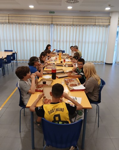 Alumnado cenando las pizzas en el comedor del CRE