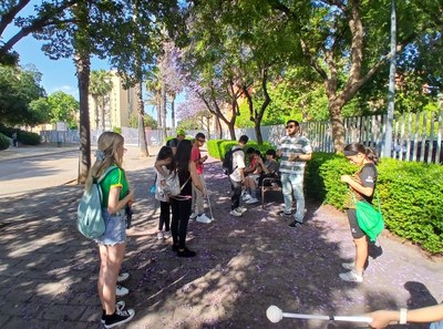 Alumnado esperando al grupo de scouts en el parque