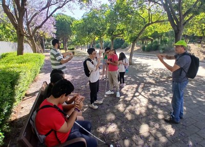 Alumnado en el parque preparando la actividad de la ginkhana