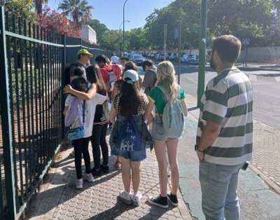 Alumnado llegando al parque de Miraflores