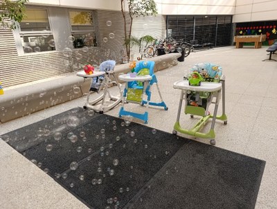 Zona de pomperos con 3 tronas y césped. Los pomperos emiten diferentes pompas Zona de pomperos con 3 tronas y césped. Los pomperos emiten diferentes pompas