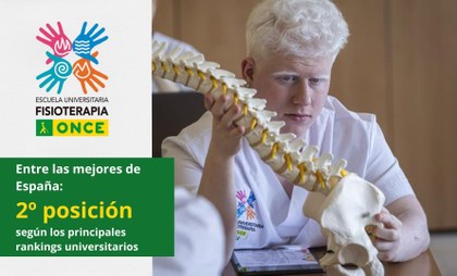 Estudiante de la Escuela Universitaria de Fisioterapia de la ONCE con una maqueta anatómica; la escuela ocupa la 2.ª posición en España según los principales rankings universitarios