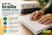Manos recorren un libro en braille junto a ejemplares del Diccionario de la lengua española y de la Real Academia Española, ilustrando el reconocimiento de que leer en braille también es leer. Imagen generada con IA