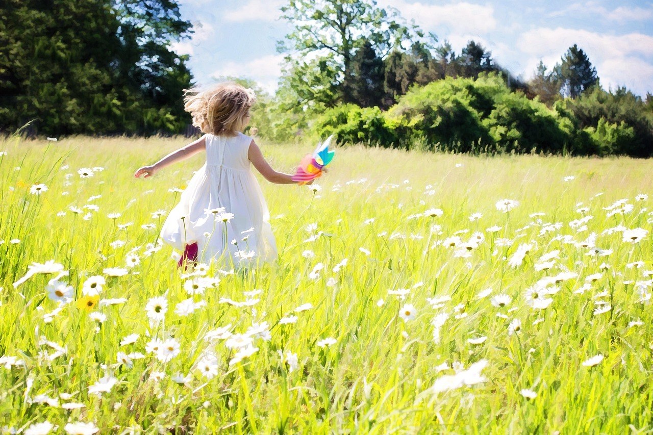 littlegirlrunning795505_1280.jpg