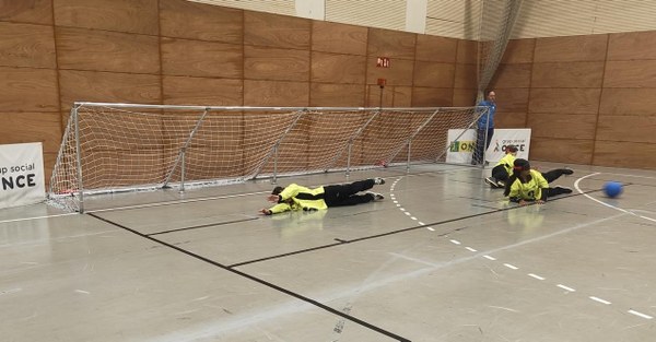 Portero de goalball parando la pelota