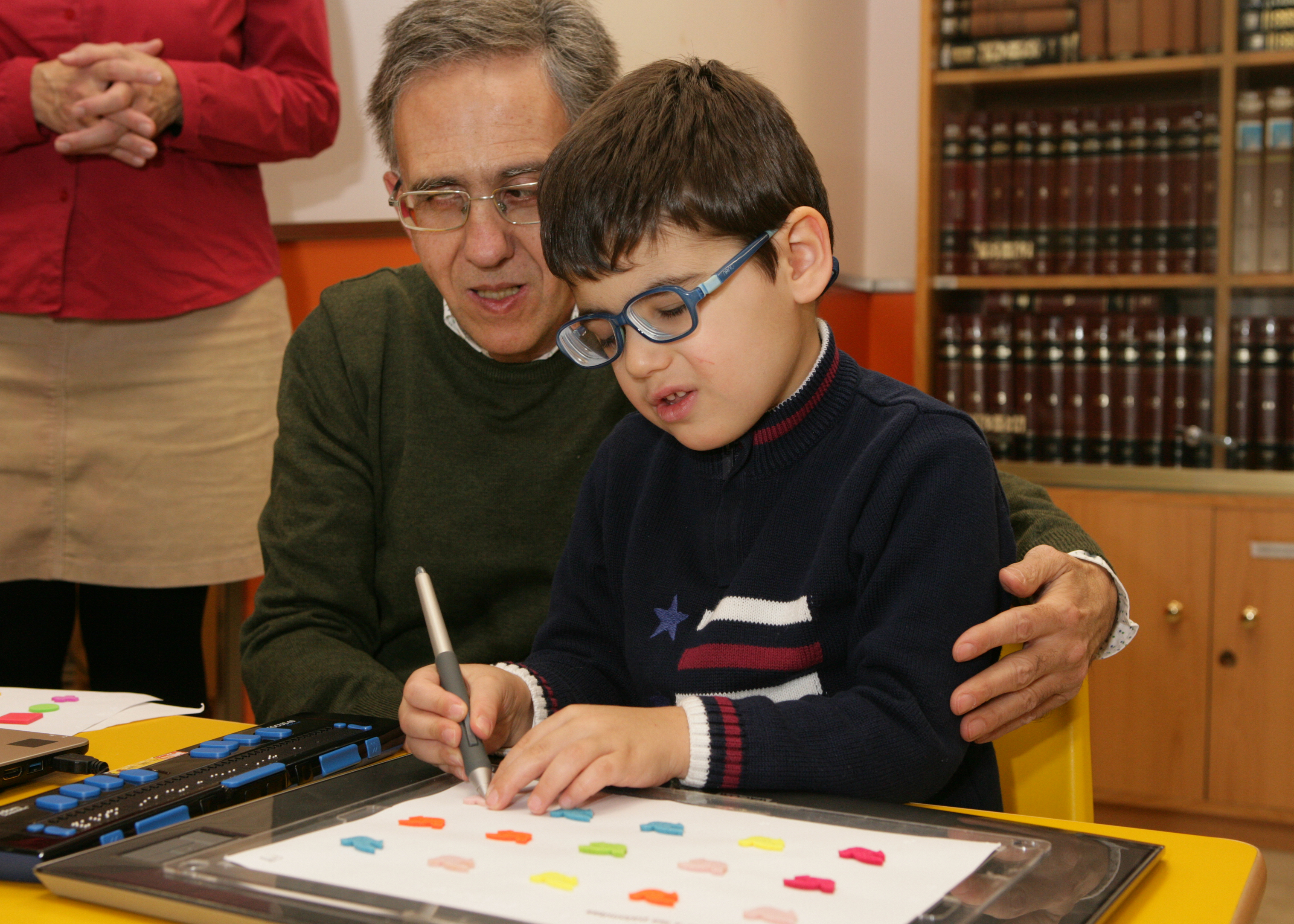 Profesional y alumno usando material de BRAITICO