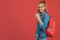 Niña sonriente con mochila de colegio.