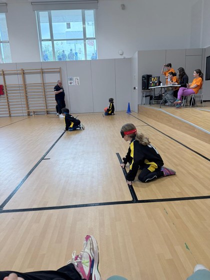 Alumnado jugando al goalball