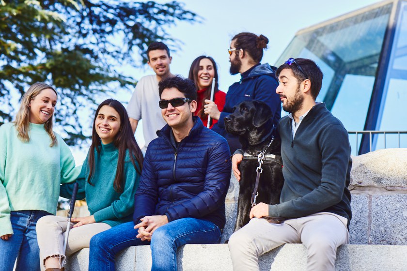 grupo de amigos hablando y riéndose