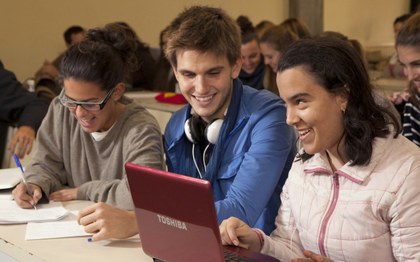 Tres alumnos adolescentes en el aula.