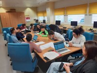 alumnos y alumnas sentados alrededor de una mesa compartiendo opiniones sobre su futuro académico y laboral