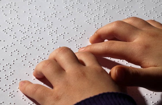 Leyendo braille