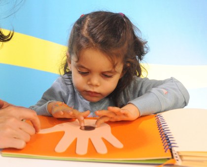 Niña tocando un cuento adaptado