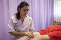 Fisioterapeuta tratando a una persona