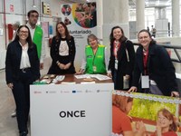 grupo de 5 personas, en un stand.