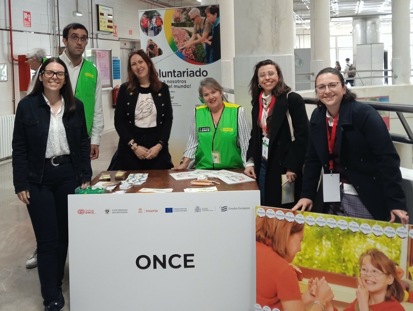 grupo de 5 personas, en un stand.