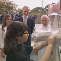 Valentina tocando la Torre de Jesús exponiendo los detalles al Papa y a los reyes