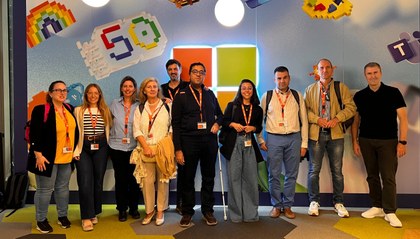 equipo grupo accedo y departamento de atención educativa en las oficinas de microsoft.