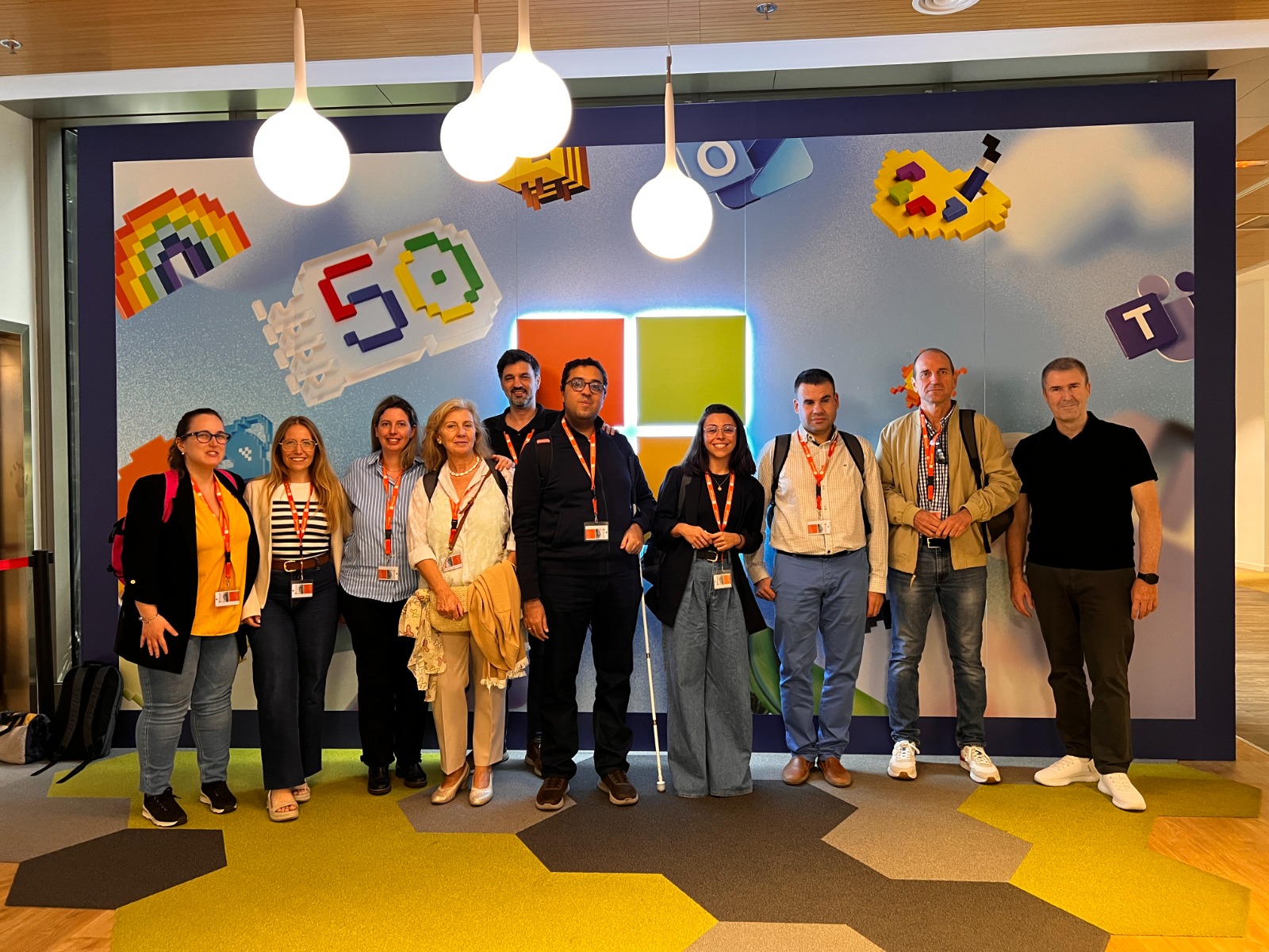 equipo grupo accedo y departamento de atención educativa en las oficinas de microsoft.